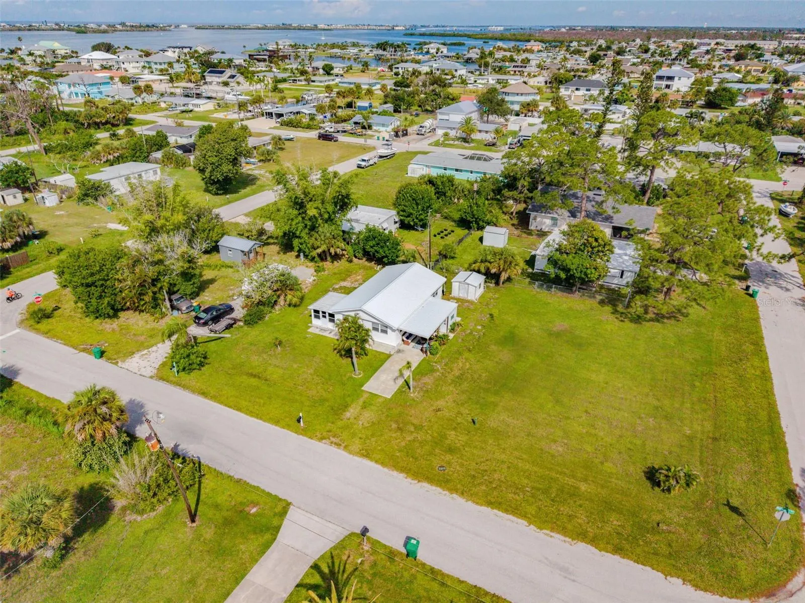 NO HOA and NO DEED RESTRICTIONS!!!
