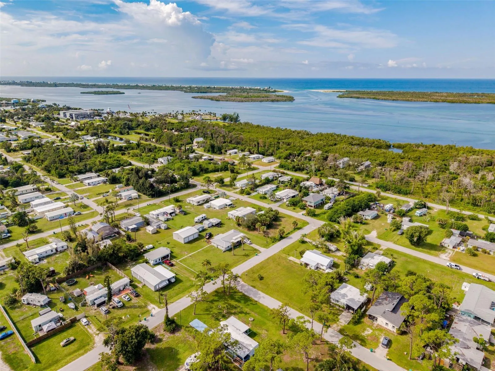 Less than 5 minutes to public boat ramps