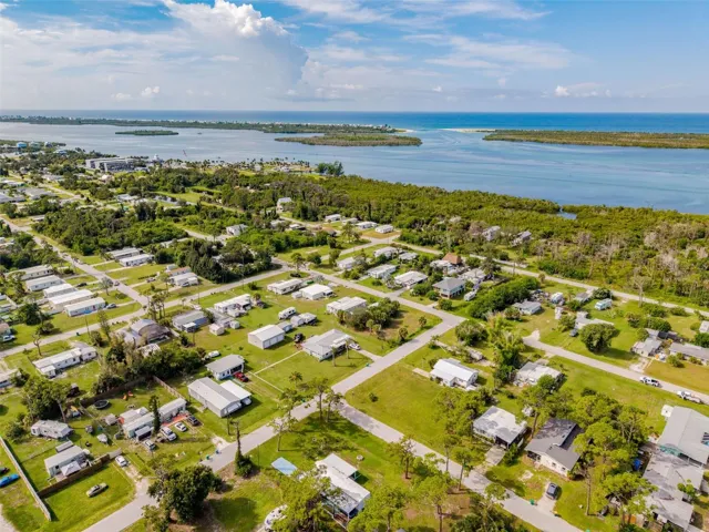 Less than 5 minutes to public boat ramps