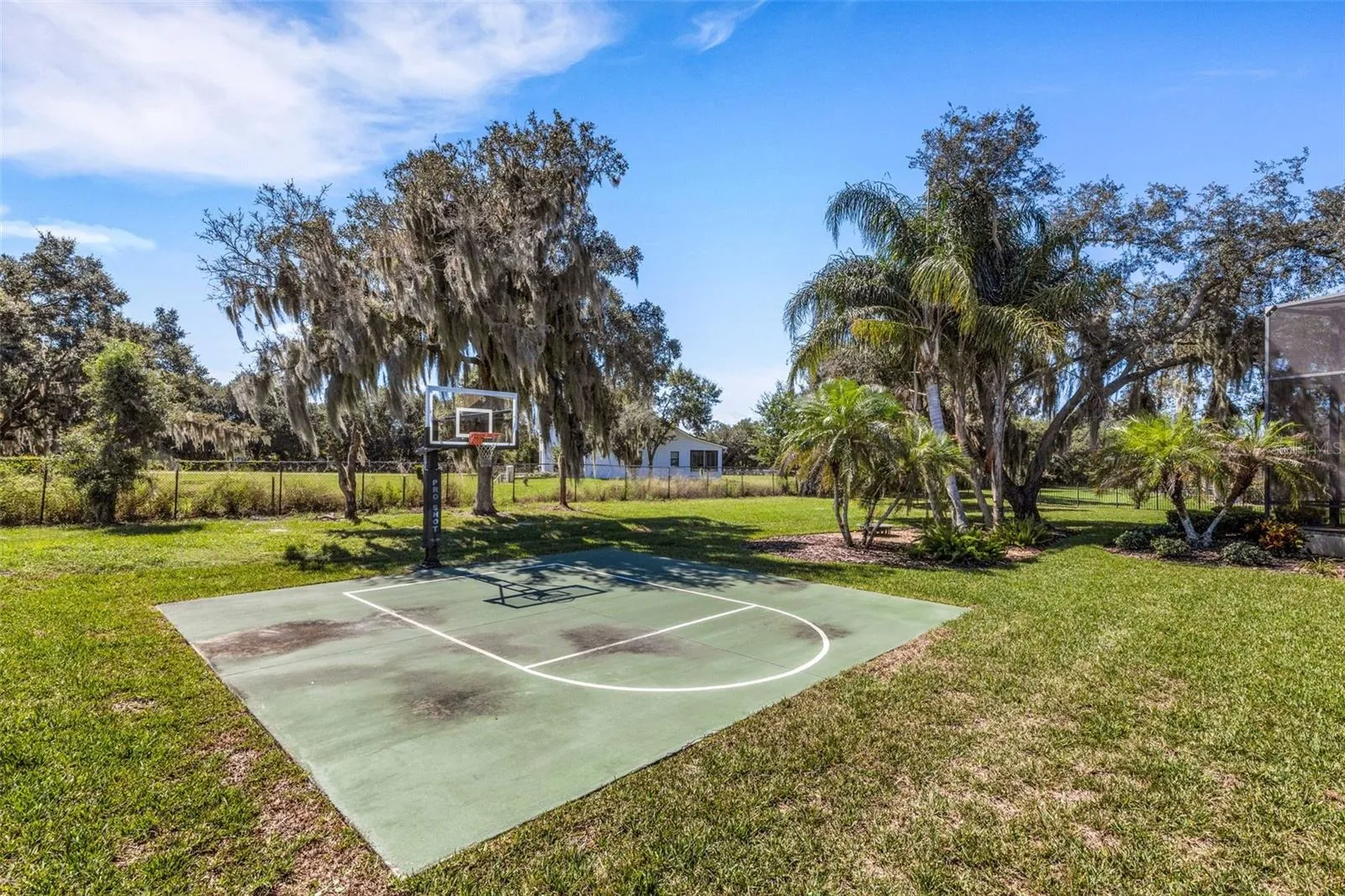 There is even a private backyard basketball court . . .  game on!!