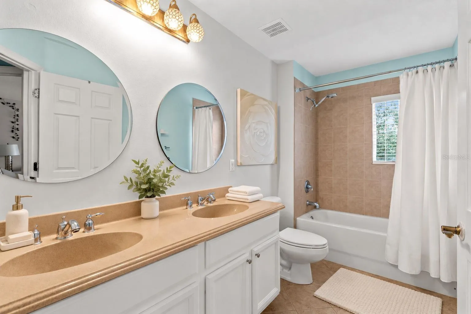 Bathroom in between 2 guest rooms.