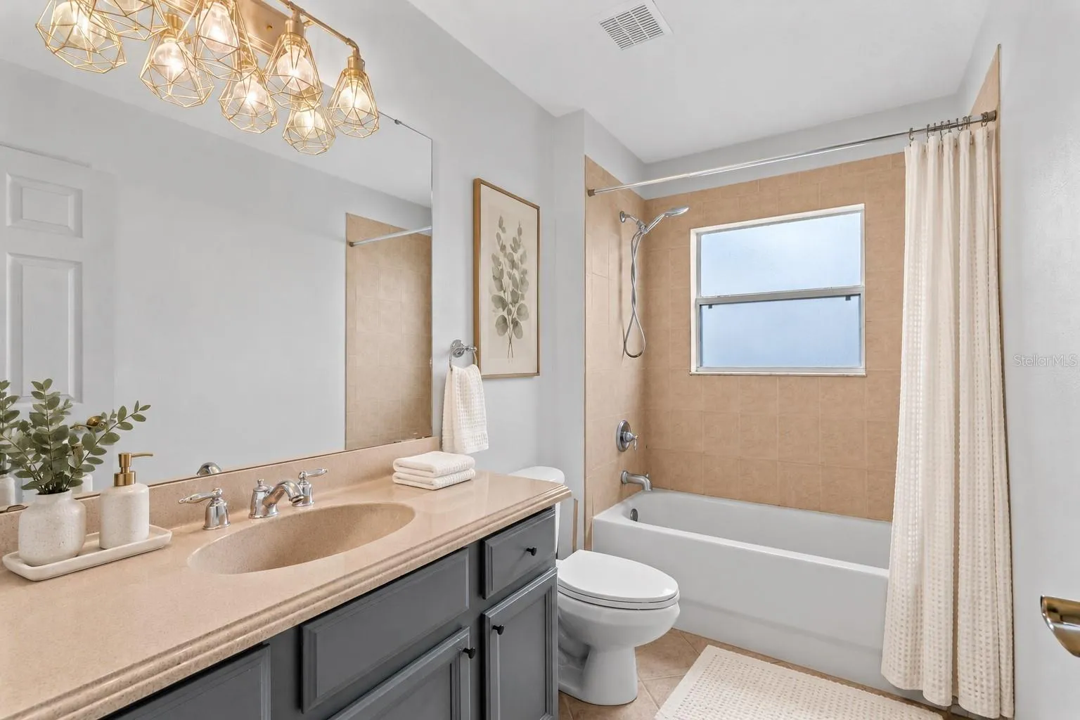 Bathroom in between 2 guest rooms.