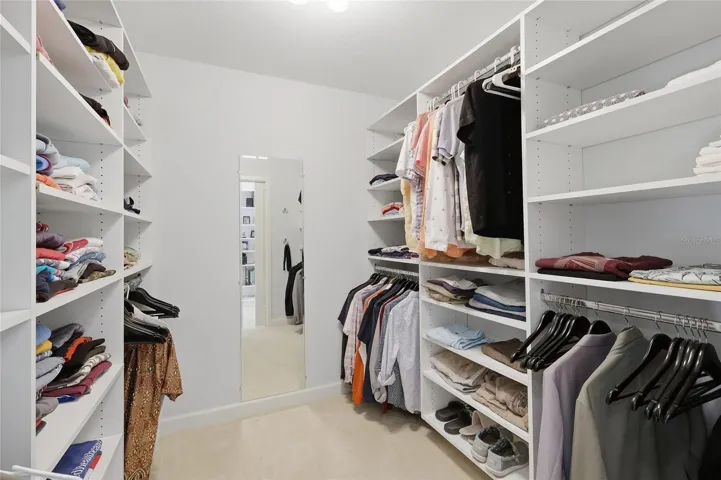 Walk-In-Closet.