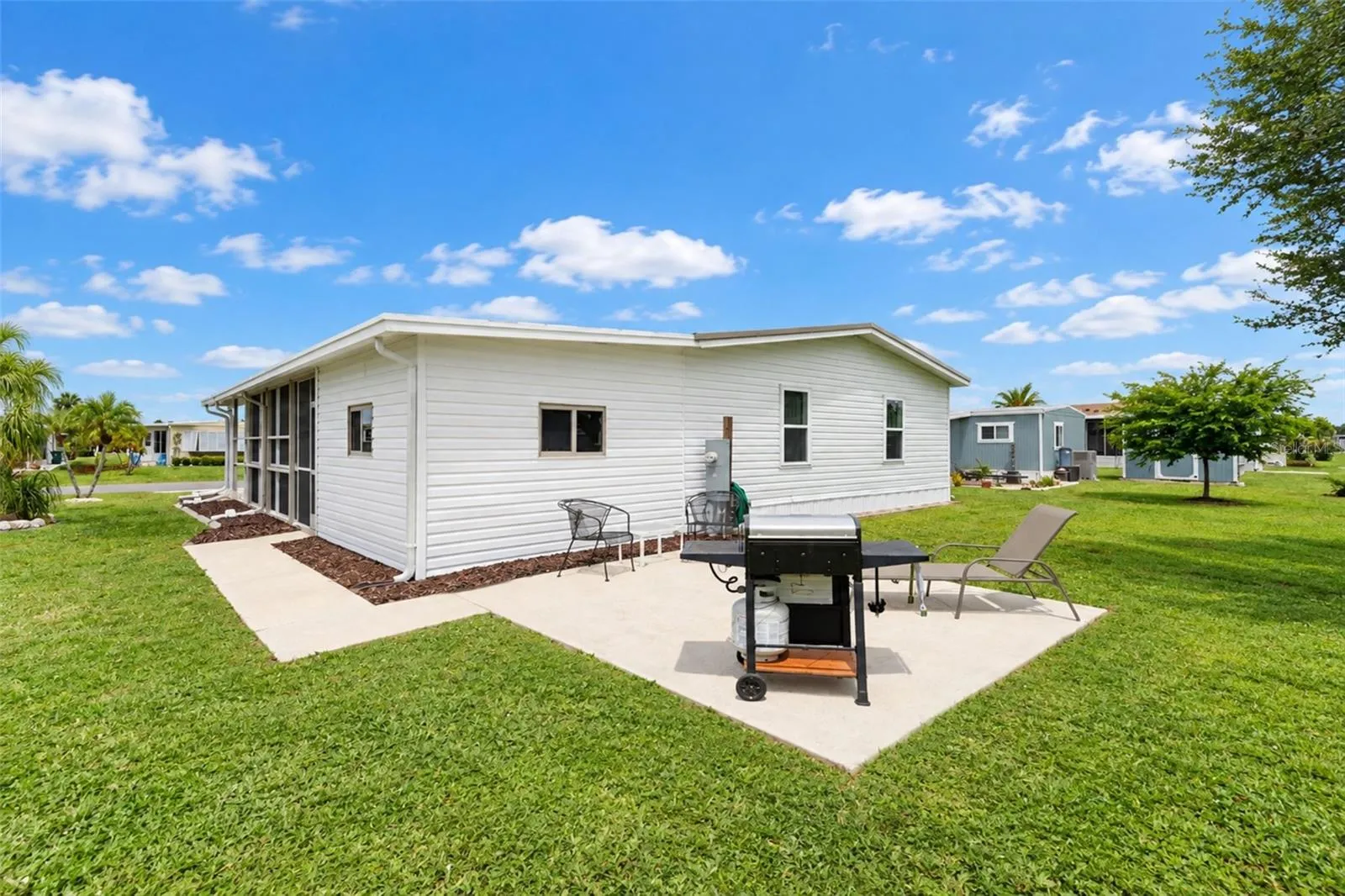 There is a nice outdoor area for grilling, sunbathing or entertaining!