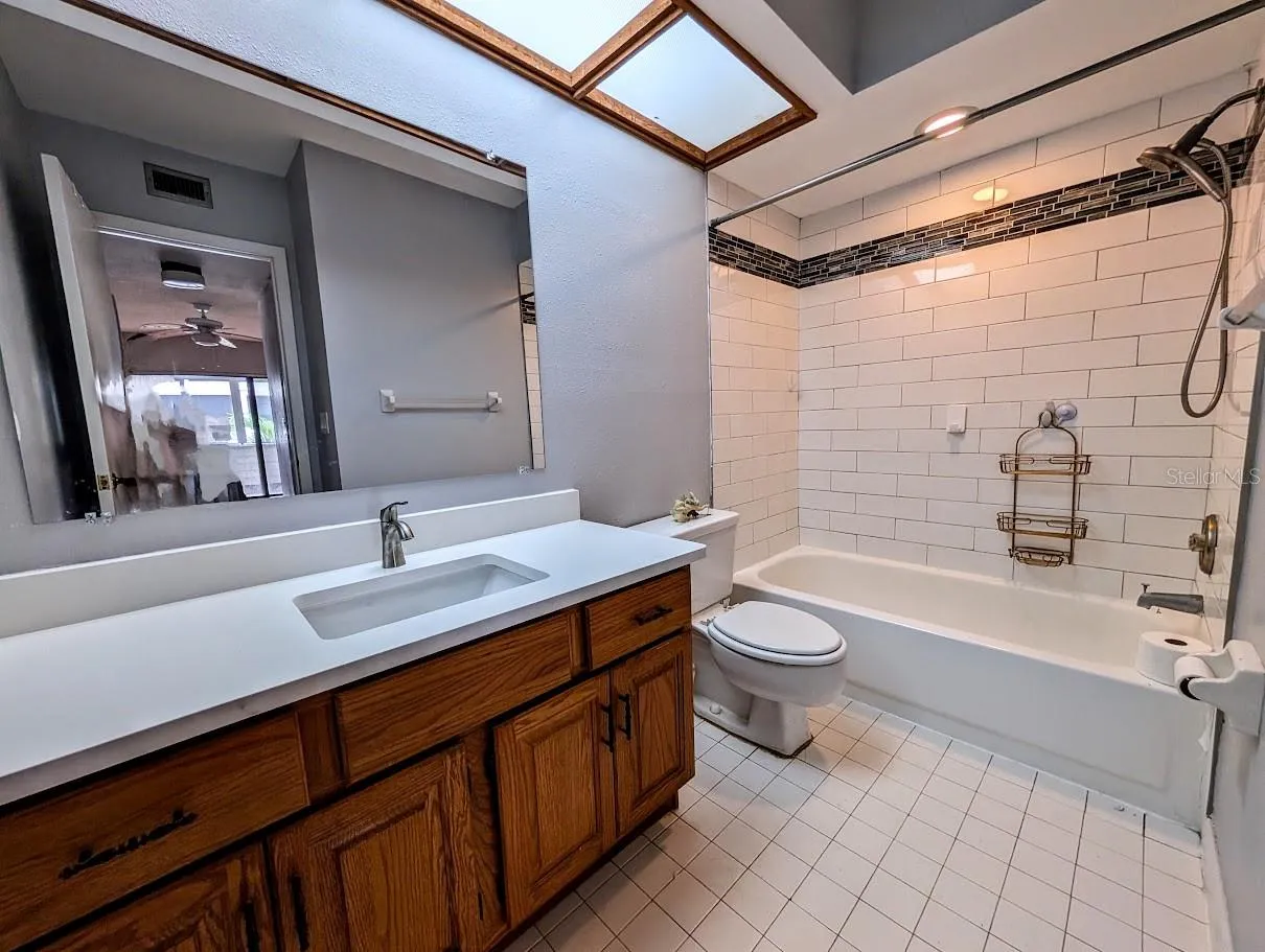 Primary en suite bath with tub shower