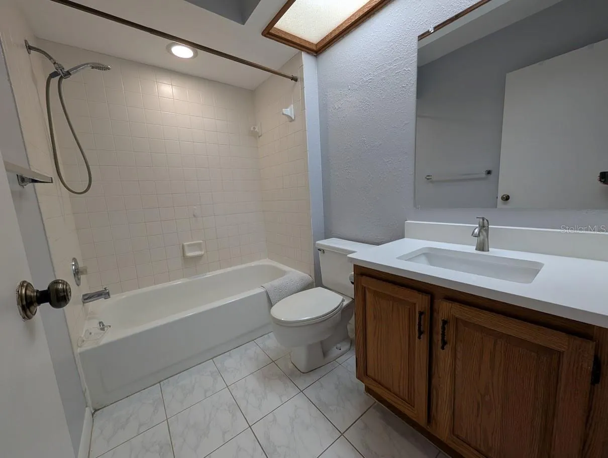2nd bath with tub shower