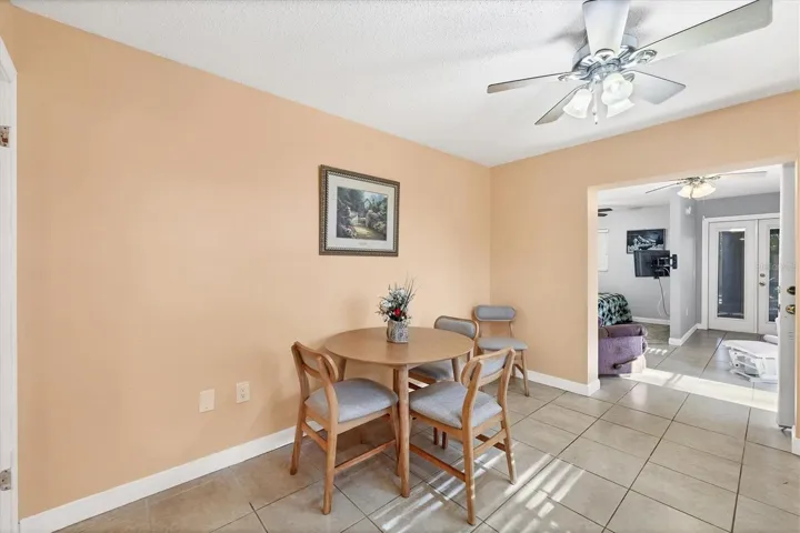 Eating space in kitchen