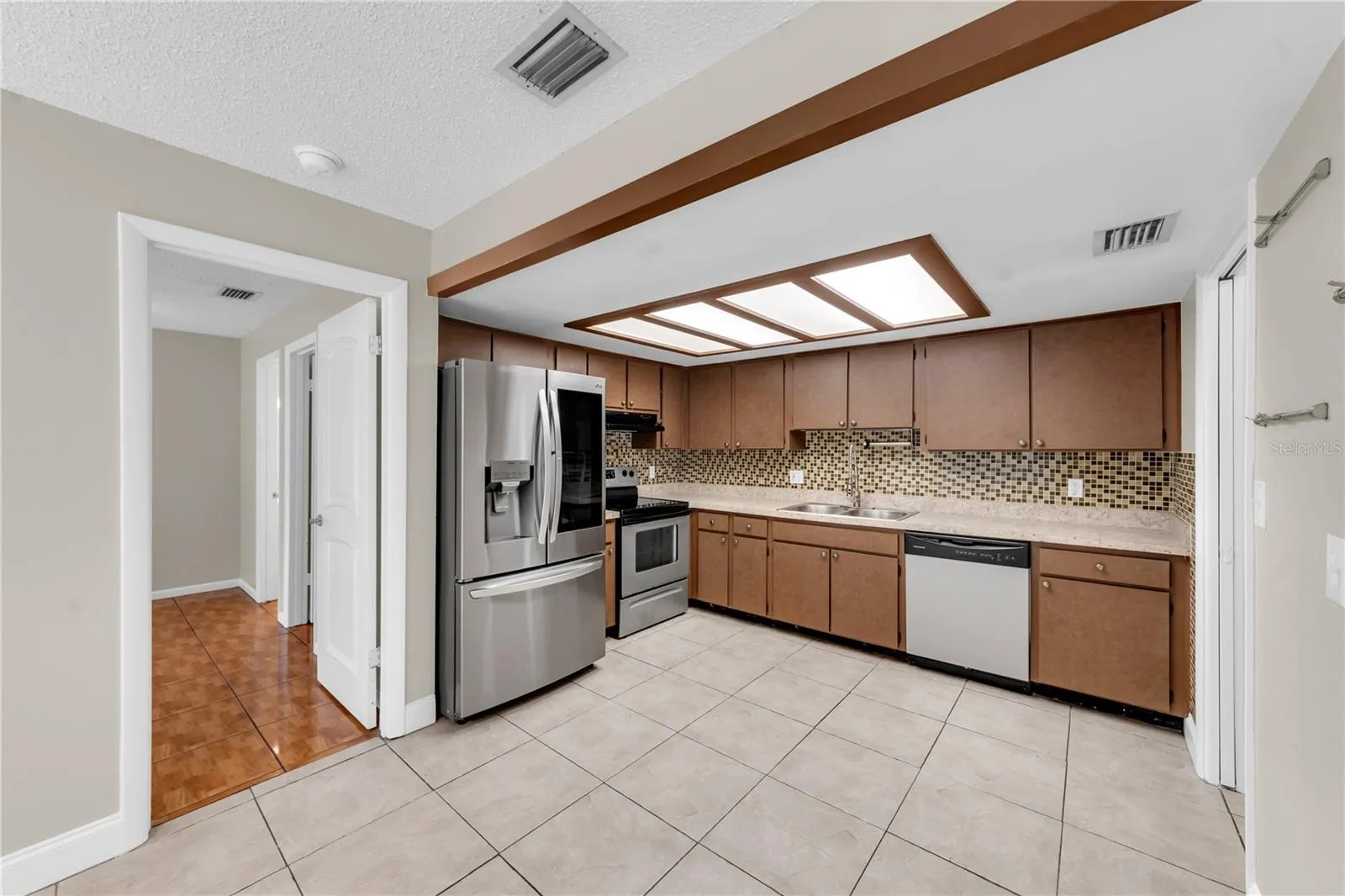 Versatile kitchen layout
