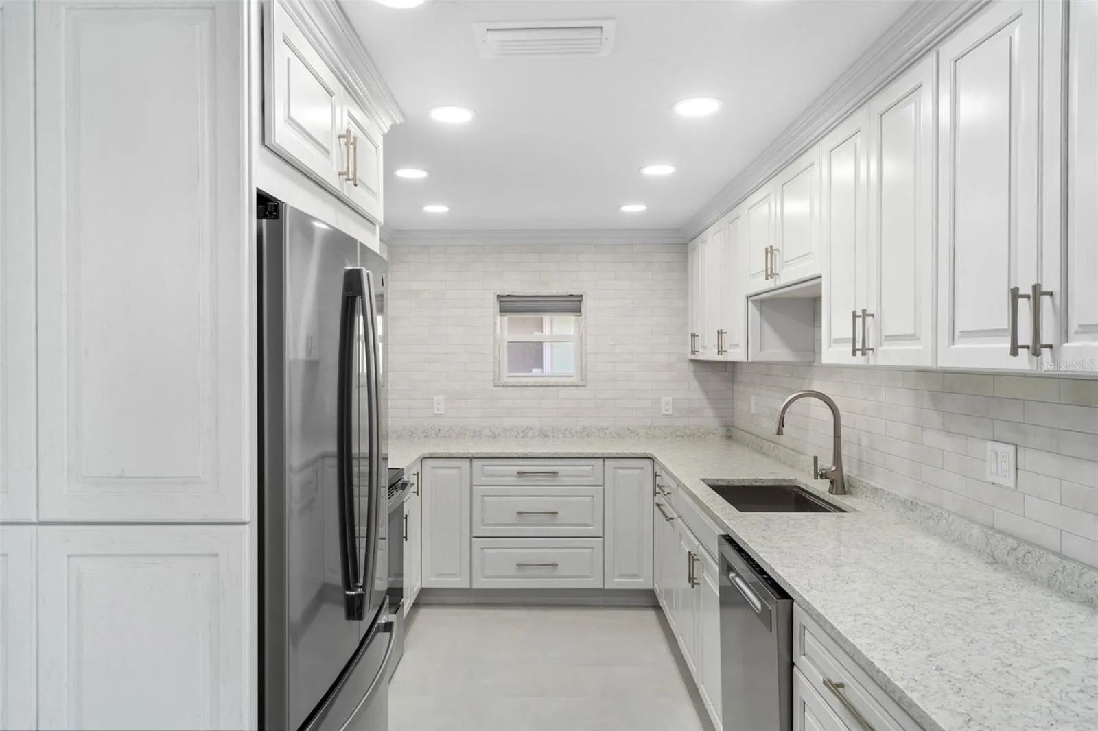 BRAND NEW KITCHEN, BRAND NEW APPLIANCES
