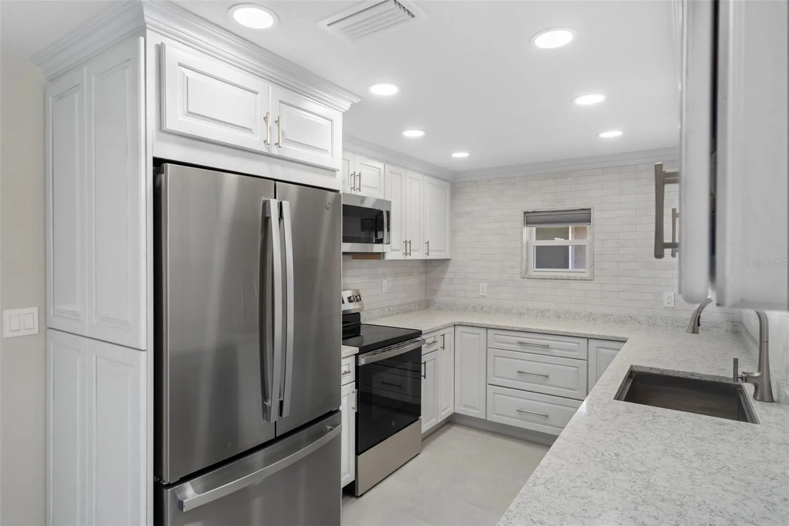BRAND NEW KITCHEN, BRAND NEW APPLIANCES