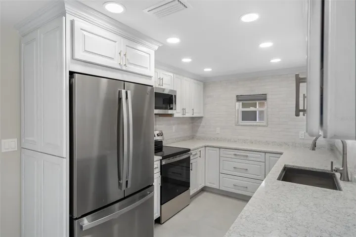 BRAND NEW KITCHEN, BRAND NEW APPLIANCES