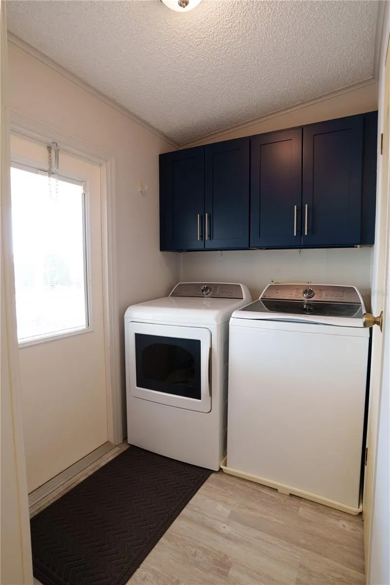 Foyer/Laundry