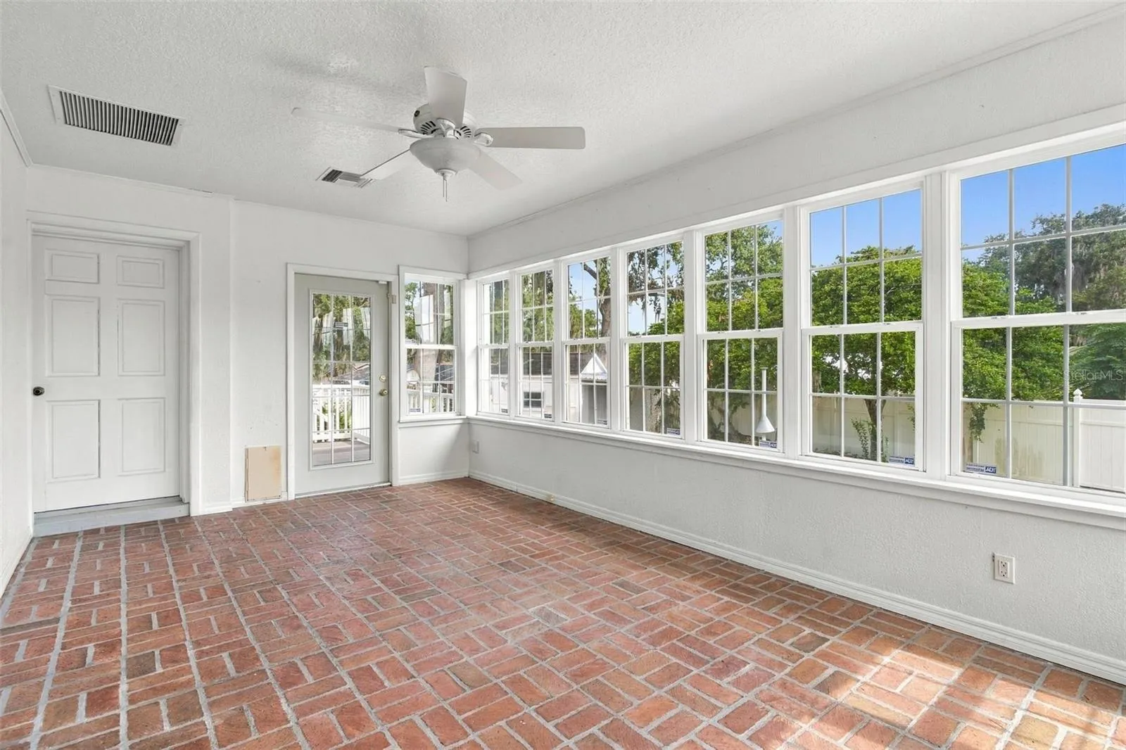 Open, enclosed, and air conditions lanai with beautiful natural light.