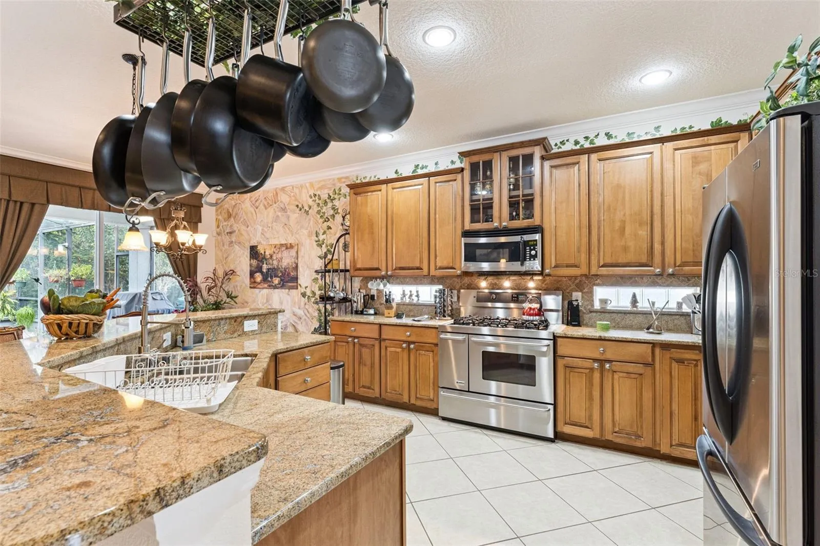 13' x 13'6" Kitchen w/ granite countertops, 5-burner natural gas convection range &amp; exterior wall glass block inserts