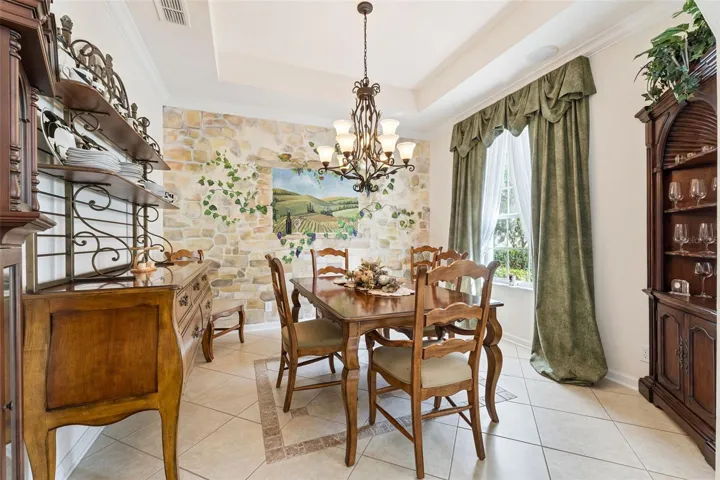 11'6" x 12' Dining Room w/ tray ceiling, crown molding &amp; a decorative tile border &amp; accent wall