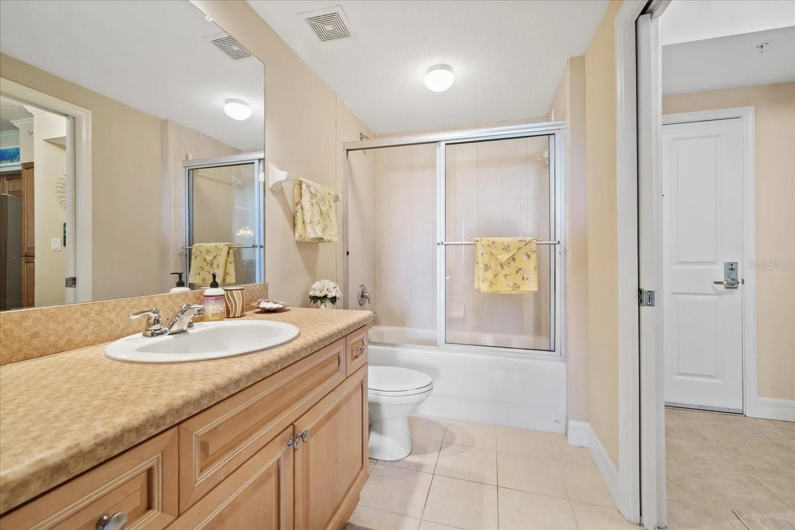 2nd bathroom with tub/shower
