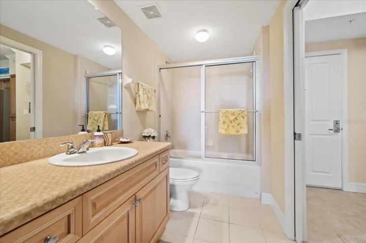 2nd bathroom with tub/shower