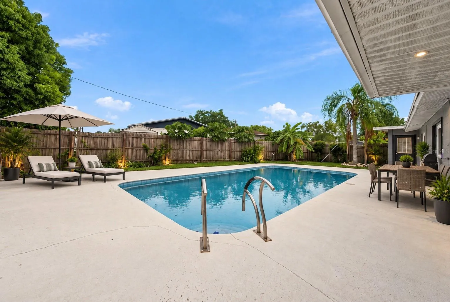 POOL/BACKYARD