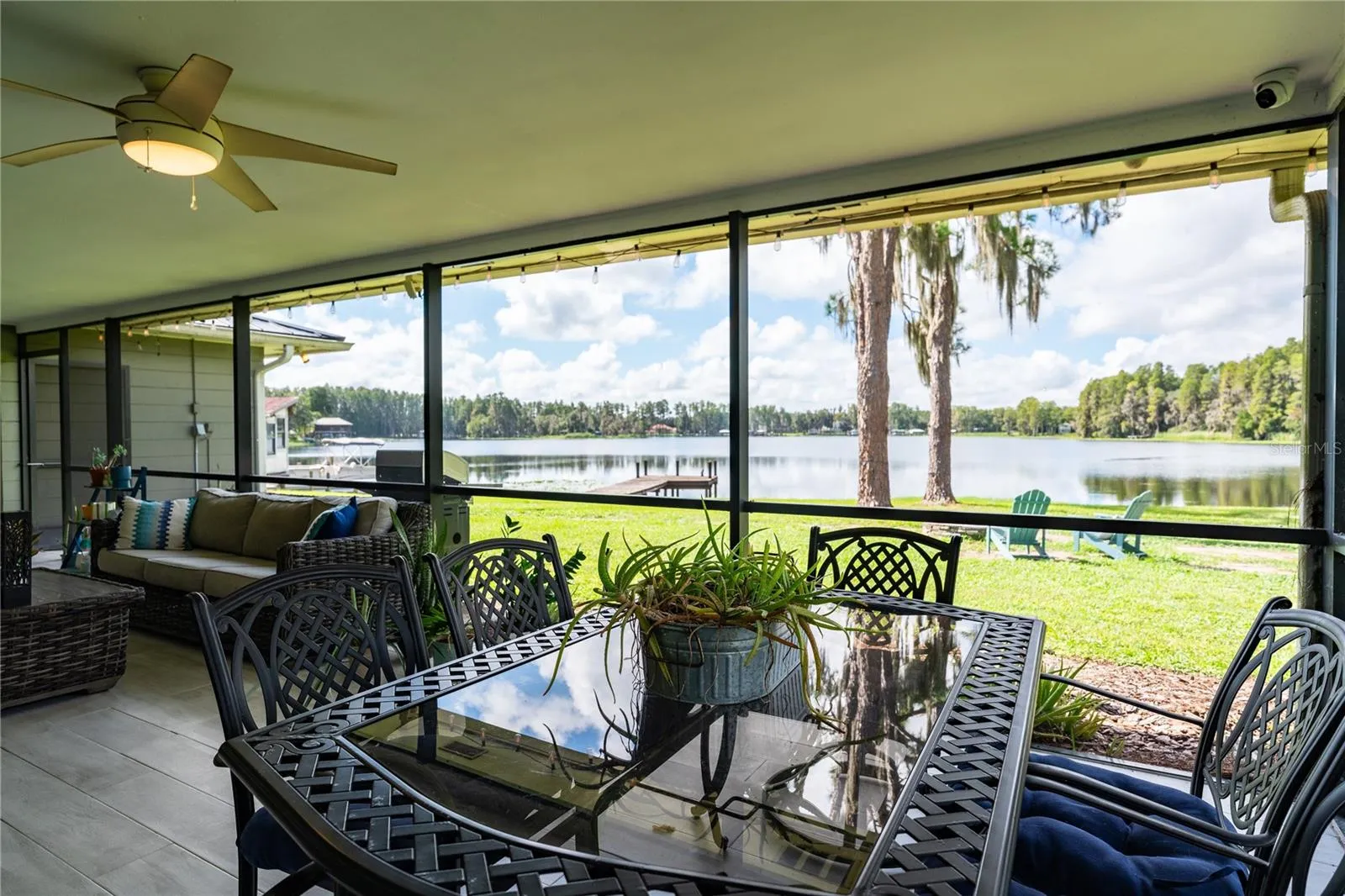 Expansive Screened lanai views of lake!