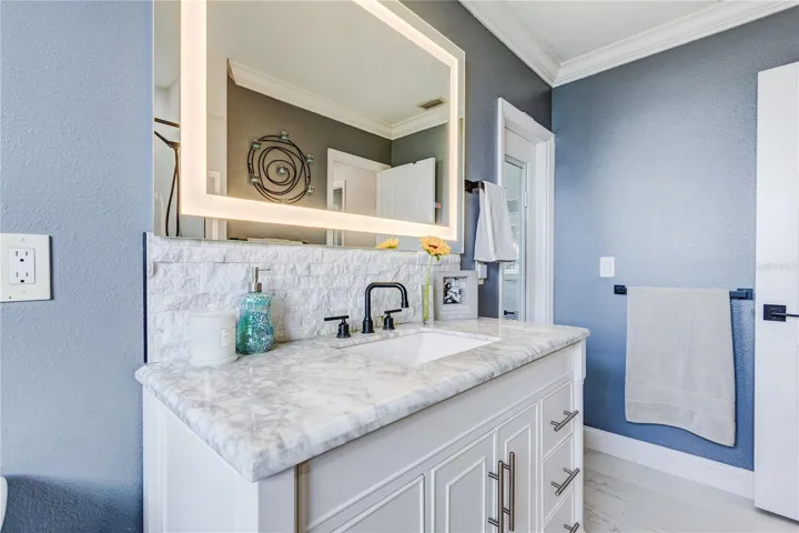 Secondary guest bath with access to lanai