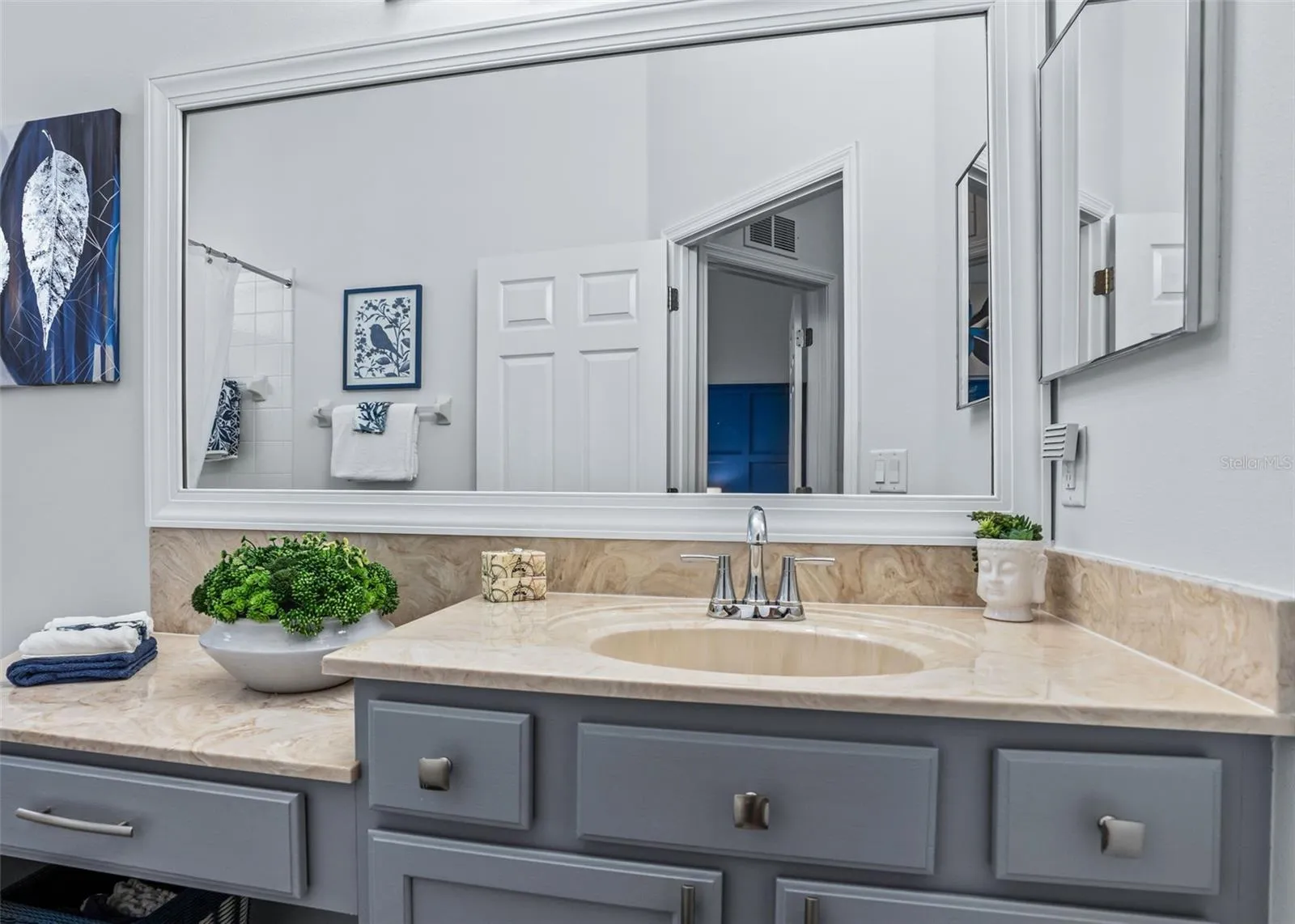 Guest bathroom w/Nice size vanity