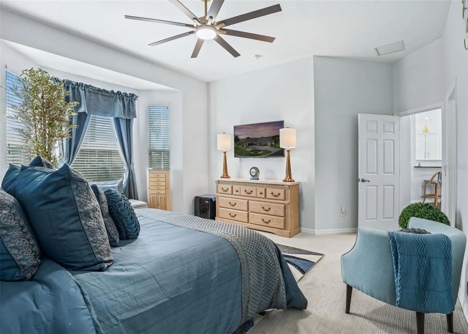 Primary Suite w/Bay Windows