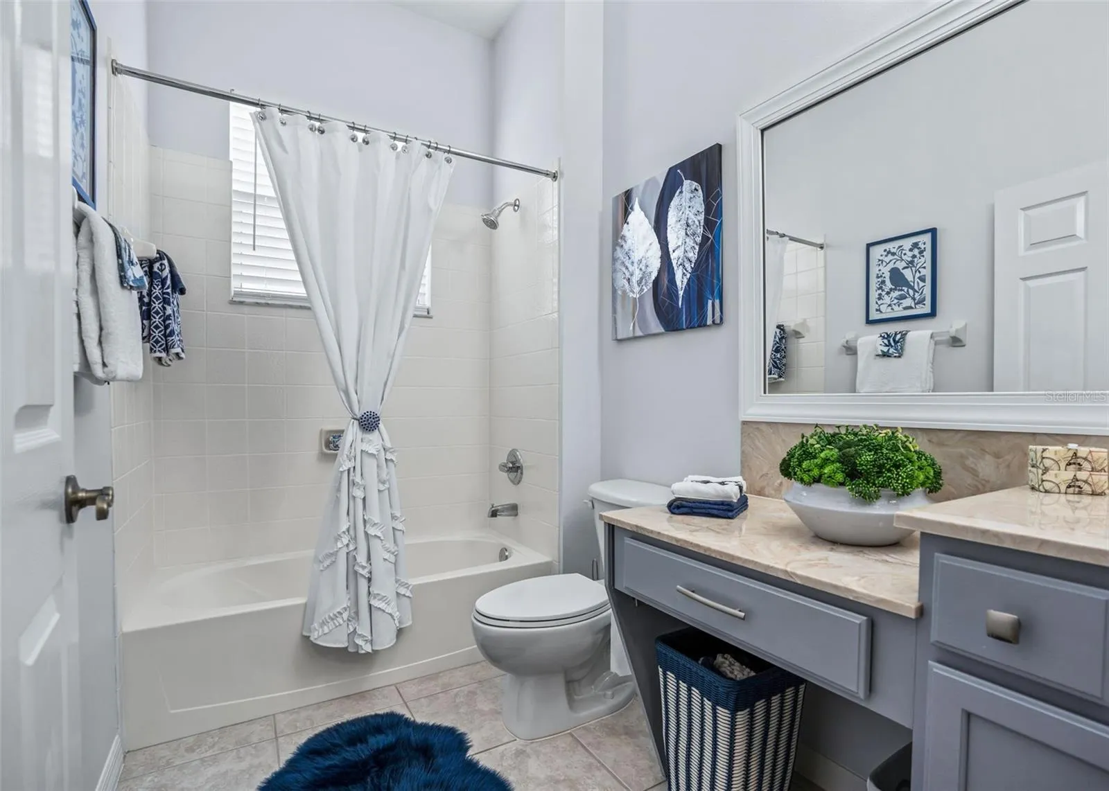 Guest bathroom w/Tiled Tub &amp; Shower combination