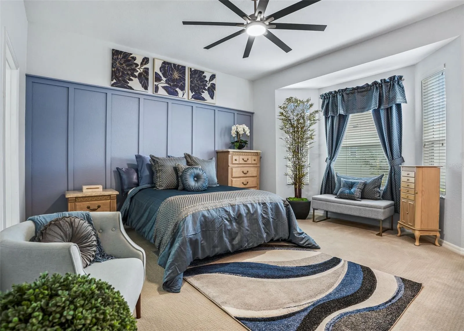 Primary suite w/Designer ceiling fan