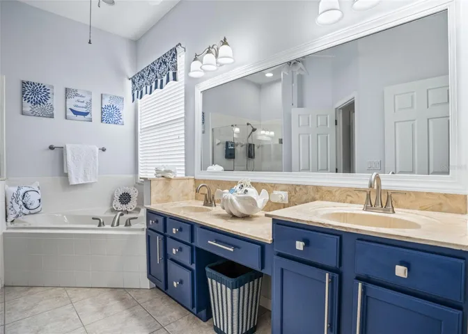 En Suite w/2 Sink Vanity &amp; Soaking Tub