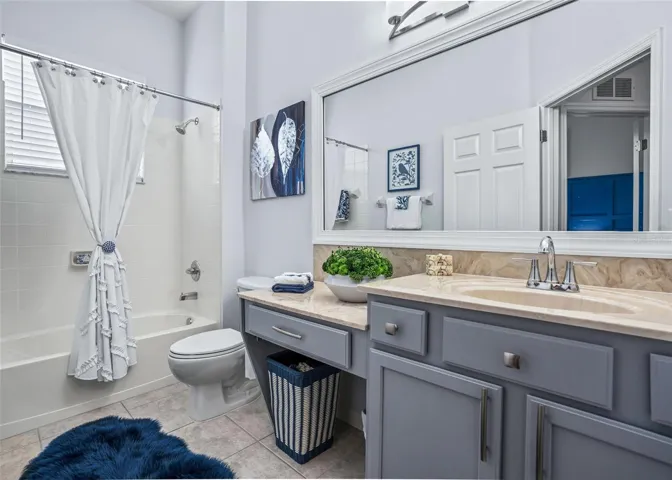 Guest bathroom w/Tiled Tub &amp; Shower combination