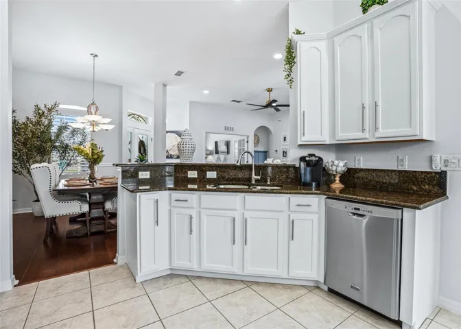 Kitchen w/Granite countertops
