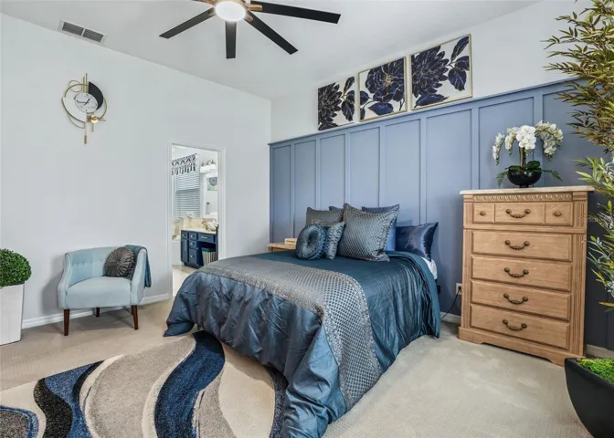 Primary suite w/En suite &amp; Walk in Closet