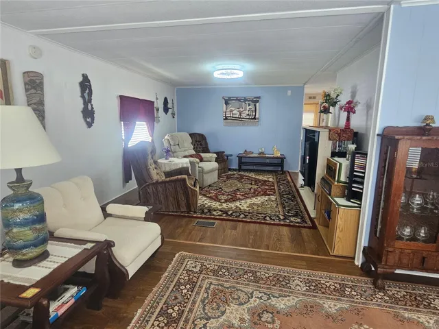 Living Room/Dining Area