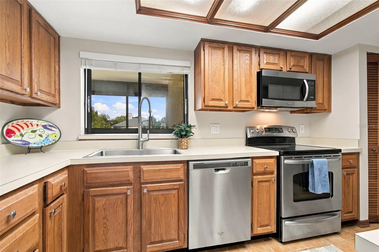 Lots of storage in kitchen
