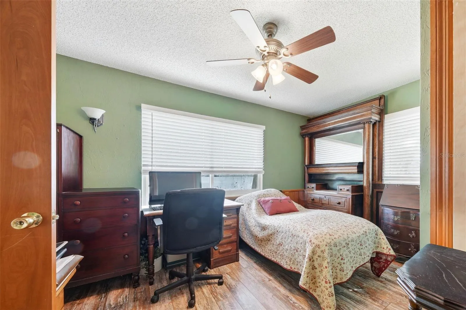 2nd bedroom