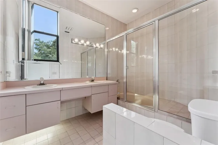 Upstairs 2nd primary bathroom