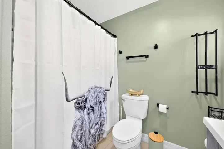 Primary en-suite bath.