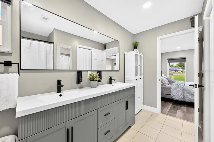 Primary en-suite bath.