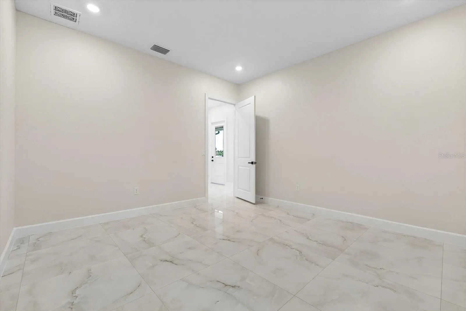 Spacious bonus room with room for a game room, media lounge, or the ultimate man cave