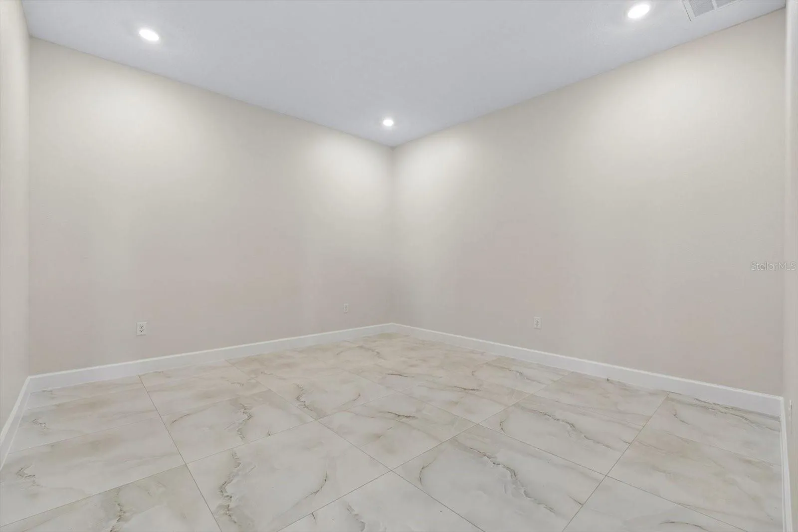 Spacious bonus room with room for a game room, media lounge, or the ultimate man cave
