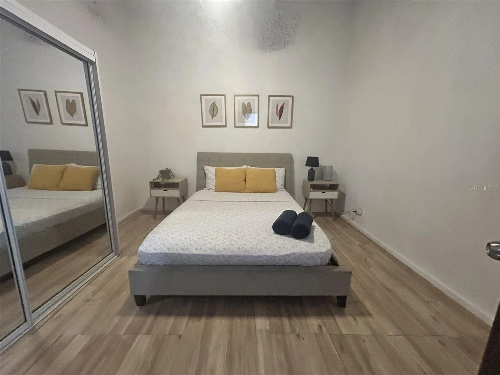 Bedroom with split A/C, ceiling fan and mirrored closet Bedroom with split A/C, ceiling fan and mirrored closet