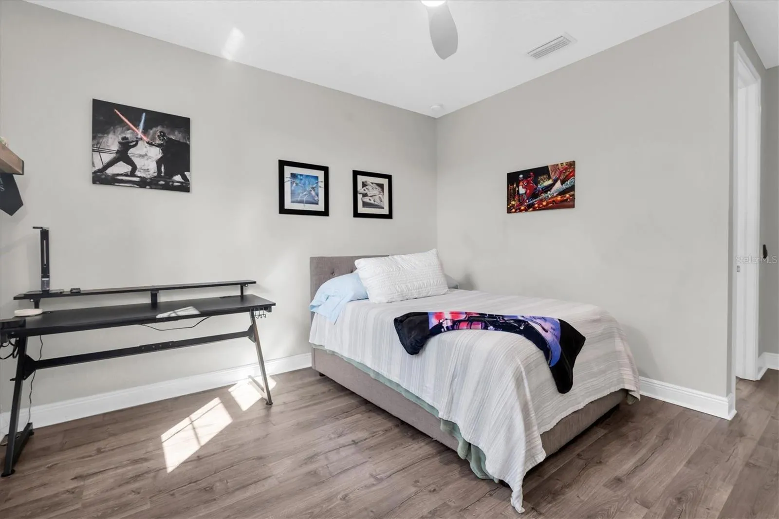 Guest bedroom w/ ensuite