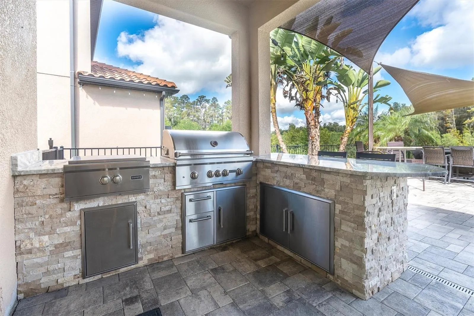 Patio w/ grill