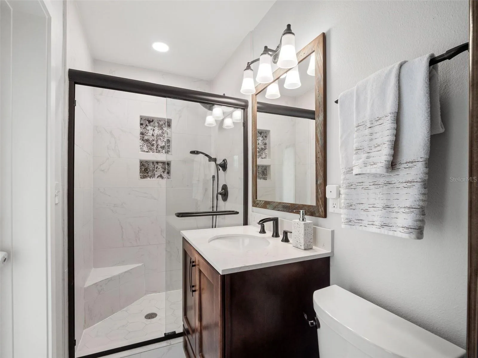 En suite in bed 2/2nd primary (bath 2)