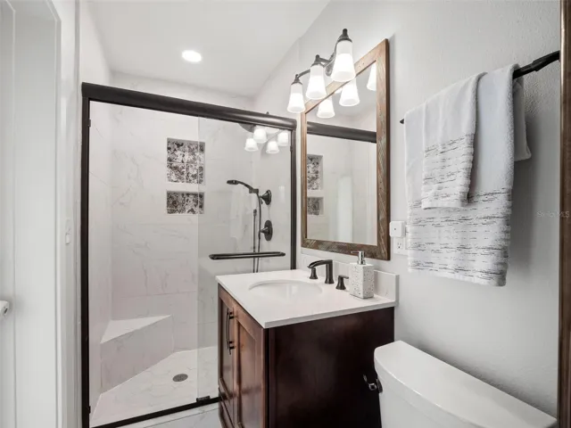 En suite in bed 2/2nd primary (bath 2)