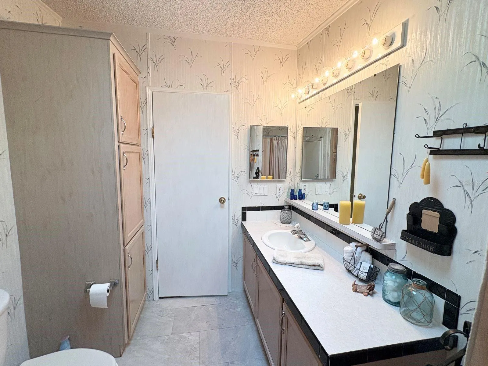 Guest bathroom with tub/shower and storage