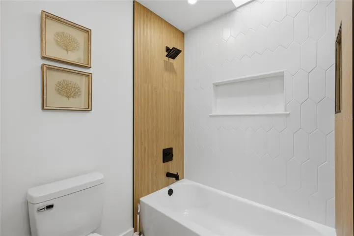 2nd Bathroom tub/shower