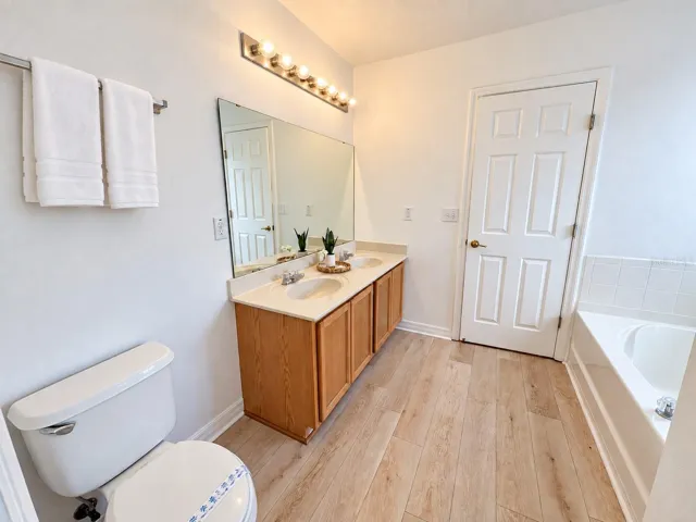 Ensuite Bathroom w/Garden Bathtub &amp; Shower Stall