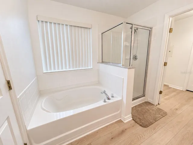 Ensuite Bathroom w/Garden Bathtub &amp; Shower Stall