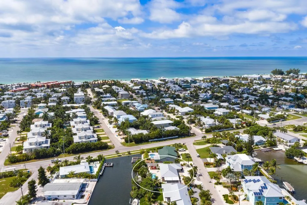 Just two blocks to the beautiful sandy beaches of Anna Maria Island